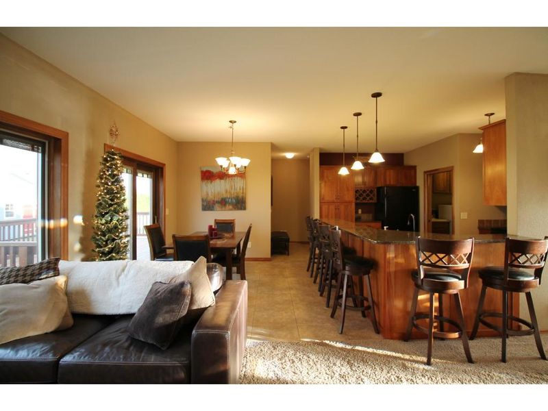812 Rose Dr, Ellendale, MN 56026
