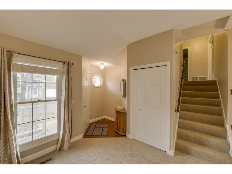8934 Knollwood Dr, Eden Prairie, MN 55347