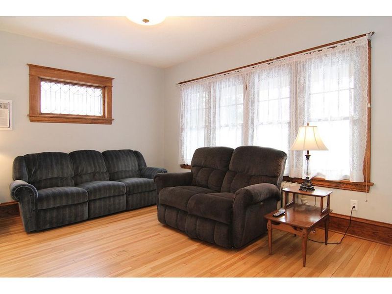 1371 Charles Ave, Saint Paul, MN 55104