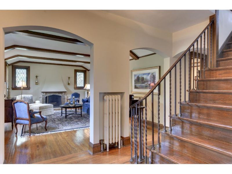 241 Oakwood Rd, Hopkins, MN 55343