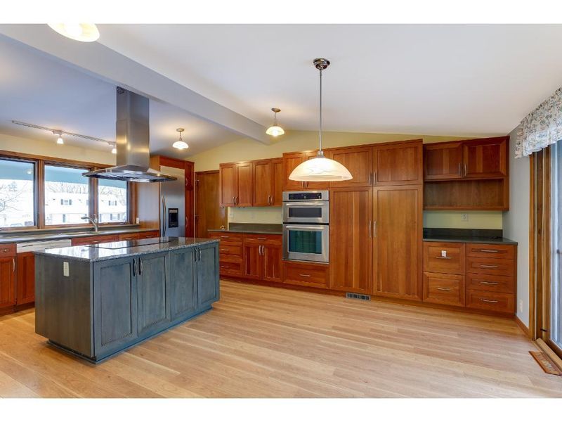5200 Duggan Pz, Edina, MN 55439