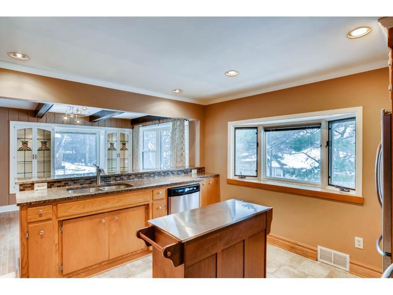 722 Heinel Dr, Roseville, MN 55113