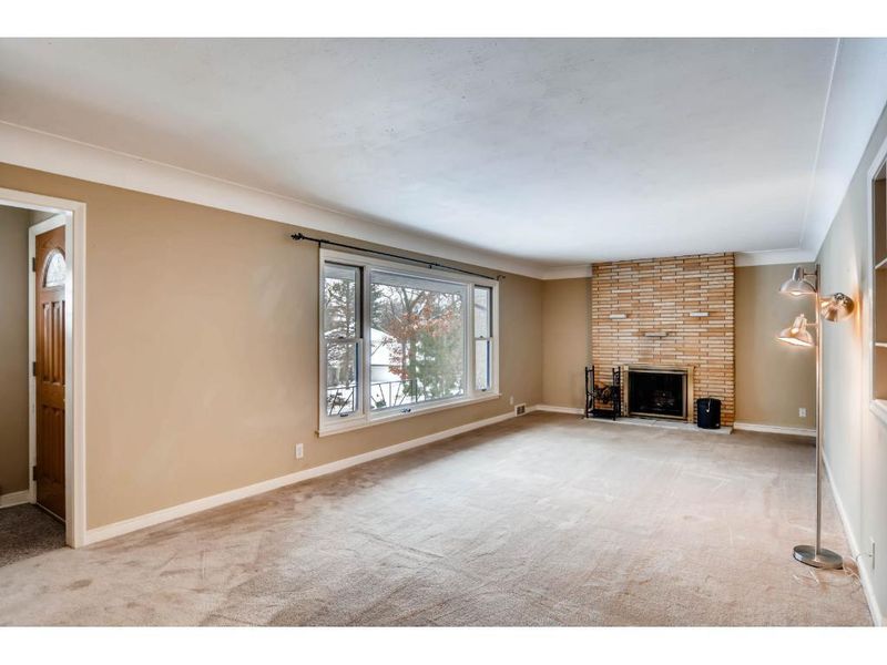 722 Heinel Dr, Roseville, MN 55113