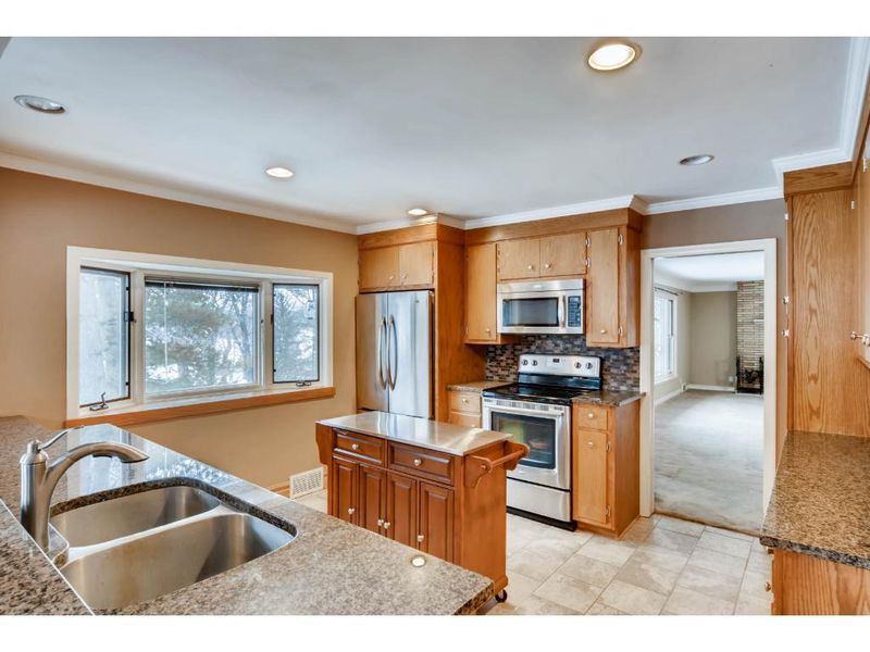 722 Heinel Dr, Roseville, MN 55113