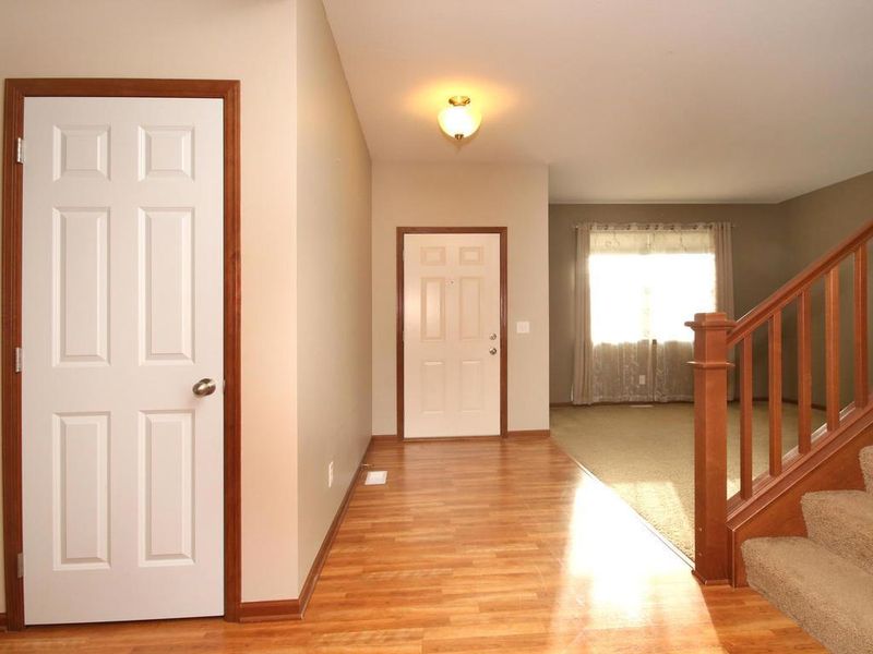 6820 Oakridge Ct, Shakopee, MN 55379