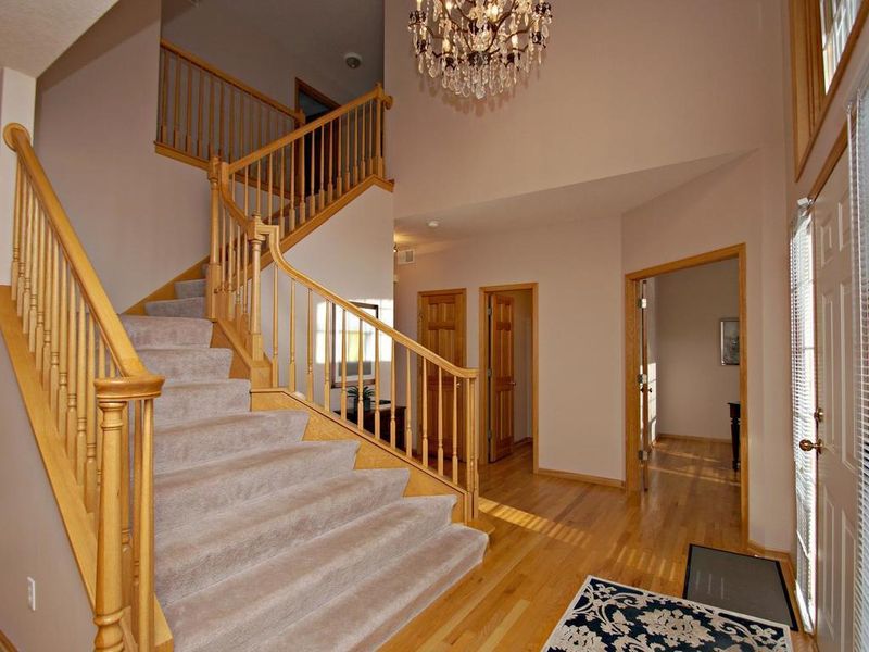 4602 Stonecliffe Dr, Eagan, MN 55122