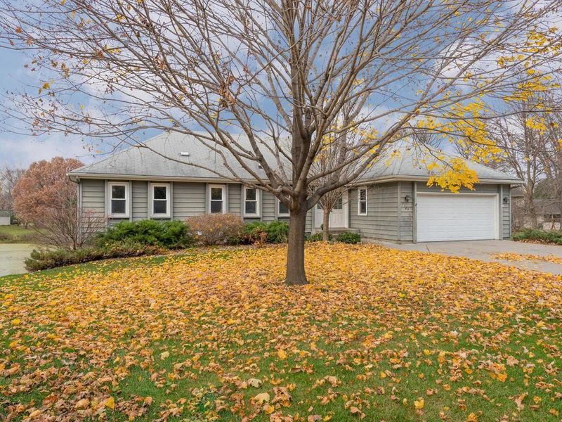 7124 Park View Ln, Eden Prairie, MN 55346