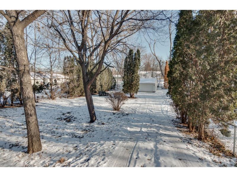 942 Barclay St, Saint Paul, MN 55106