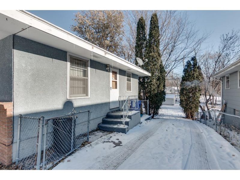 942 Barclay St, Saint Paul, MN 55106