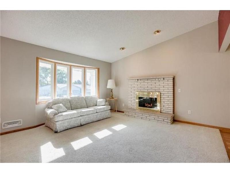 25 8th Ave NE, Osseo, MN 55369