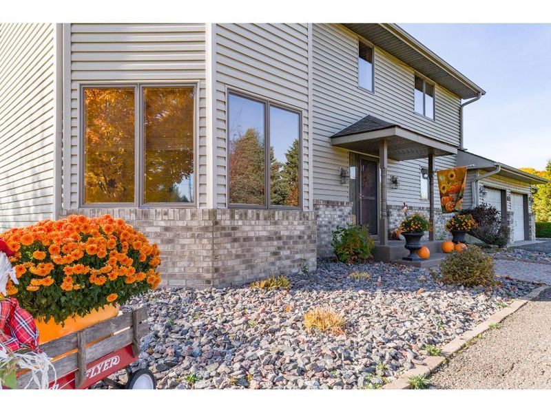 8483 27th St N, Lake Elmo, MN 55042