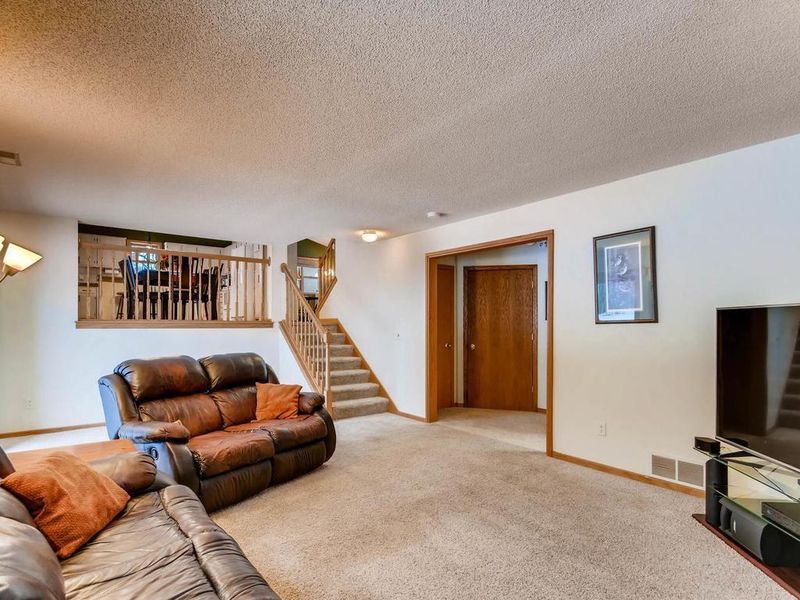 2216 Ide Ct, Maplewood, MN 55109