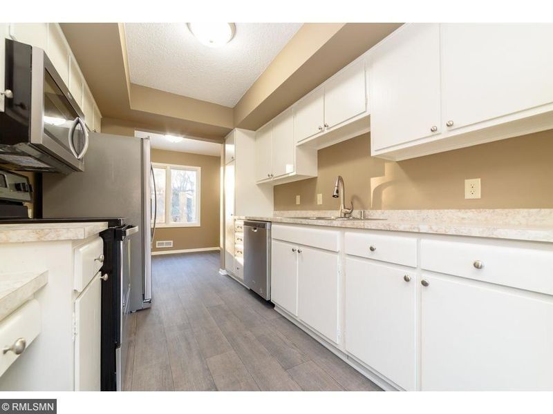 18 Walden St, Burnsville, MN 55337