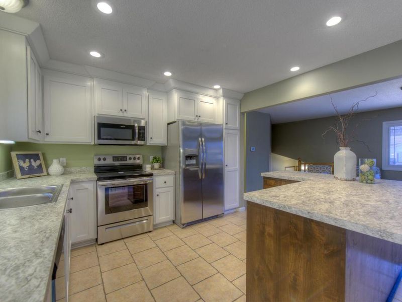 12545 Tussock Ct, Eden Prairie, MN 55344