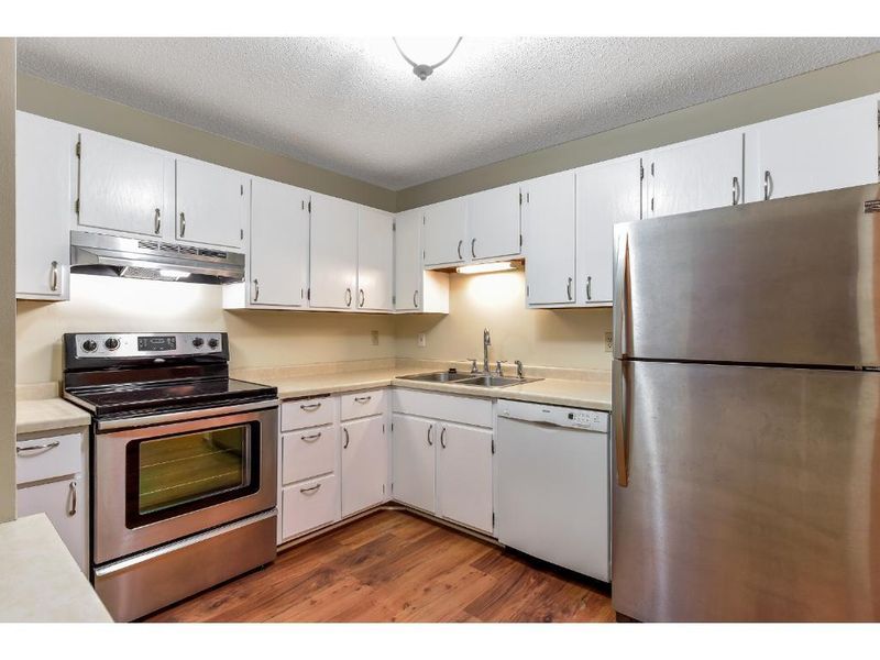 5607 Green Circle Dr #201, Minnetonka, MN 55343