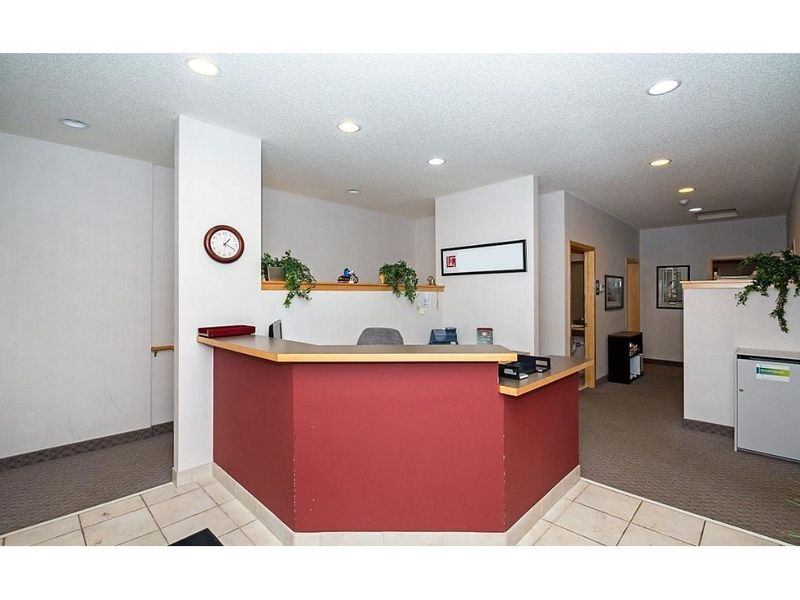 1335 County Road D Cir E, Vadnais Heights, MN 55109