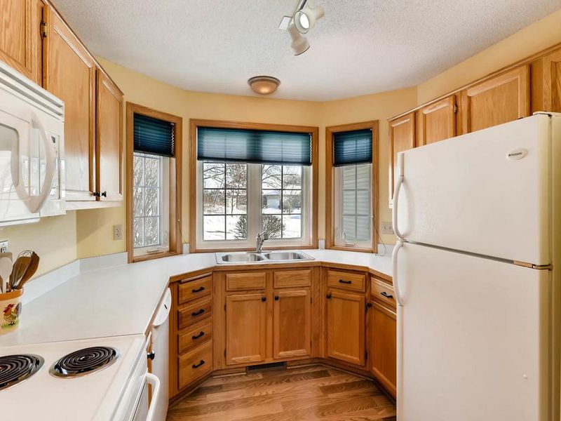 7104 48th St N, Oakdale, MN 55128