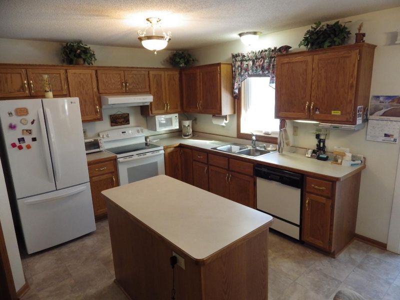 402 Sun Cir, Avon, MN 56310