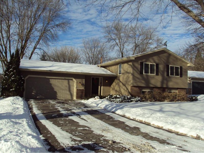 954 Waterford Dr W, Eagan, MN 55123