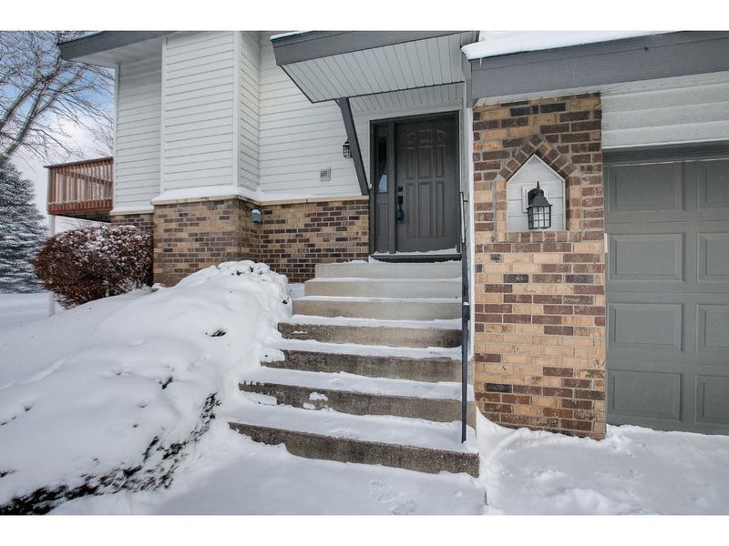 6673 Falstaff Rd, Woodbury, MN 55125