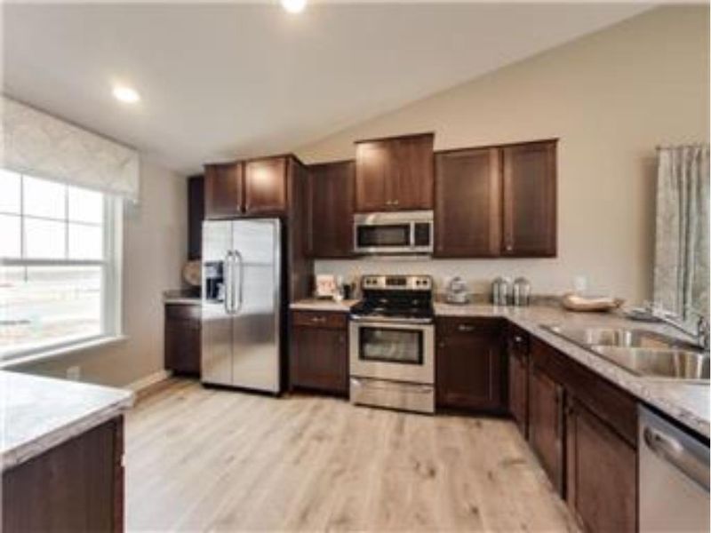 8552 Titanium Cir, Woodbury, MN 55129
