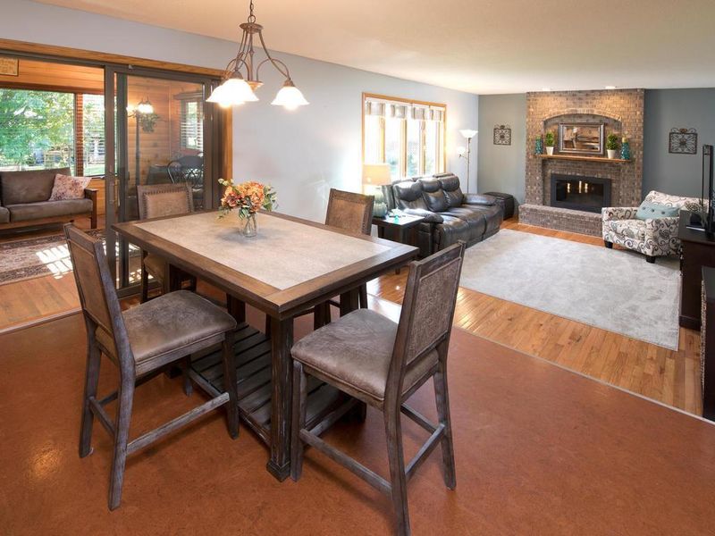 475 Oakhill Rd, Chaska, MN 55318