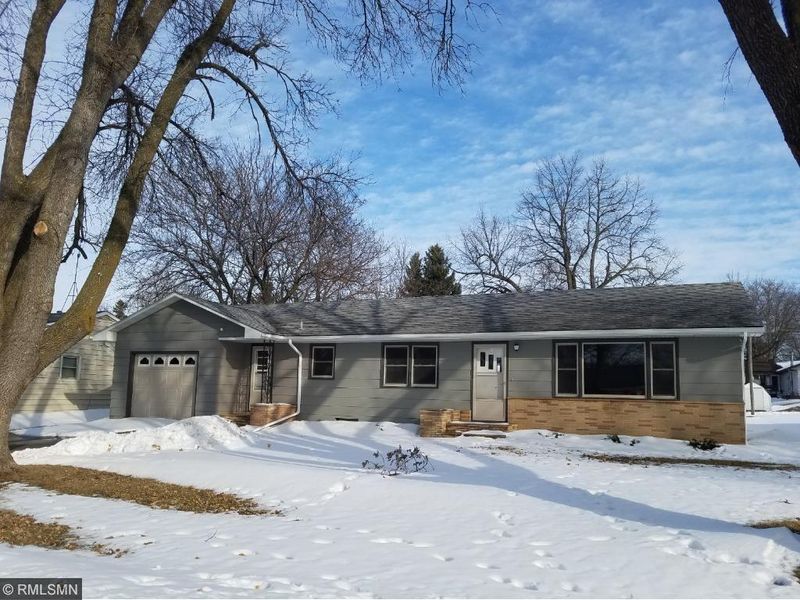 614 8th St, Gaylord, MN 55334
