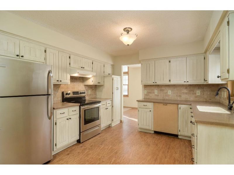 8180 Marsh Dr, Chanhassen, MN 55317