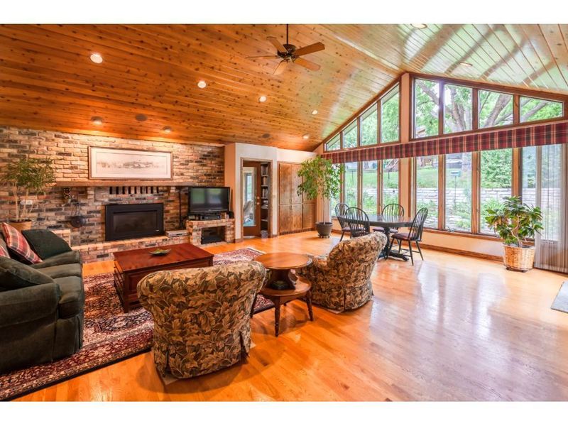 7202 Lakeview Cir, Bloomington, MN 55438