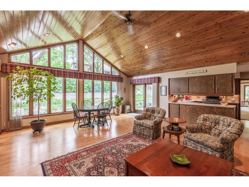 7202 Lakeview Cir, Bloomington, MN 55438