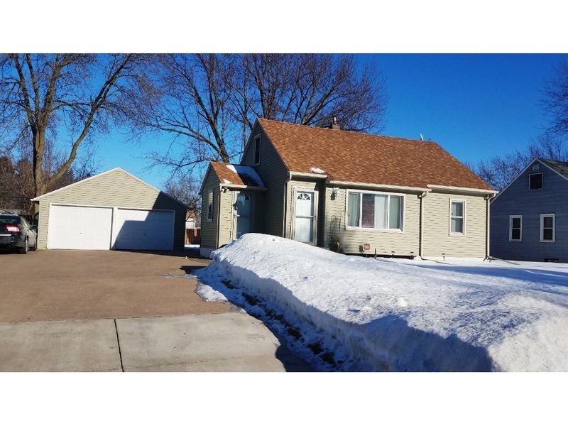 4 Pine Dr, Circle Pines, MN 55014