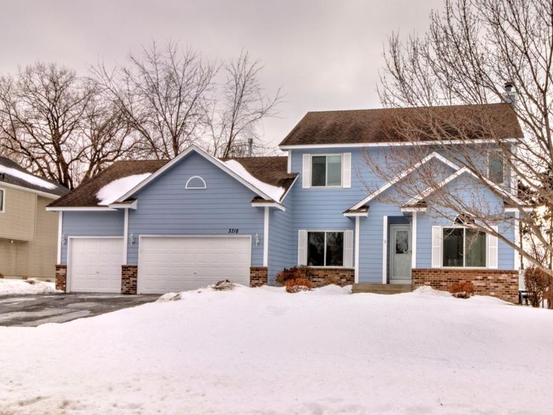 3318 Rolling Hills Dr, Eagan, MN 55121
