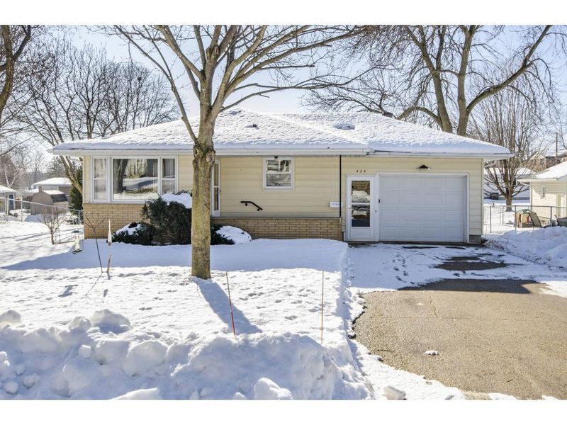425 4th St SW, Pine Island, MN 55963