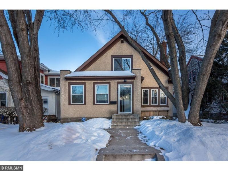 1278 Earl St, Saint Paul, MN 55106