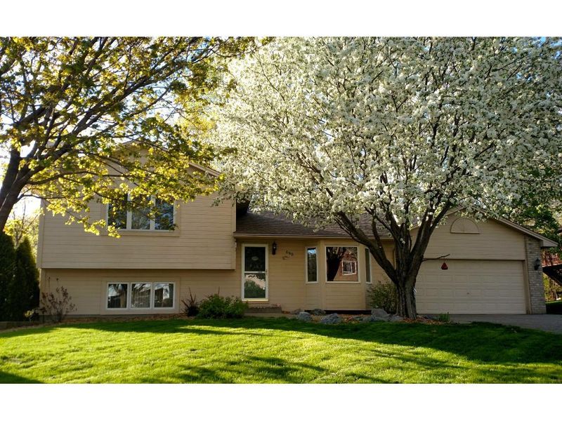 690 Bighorn Dr, Chanhassen, MN 55317