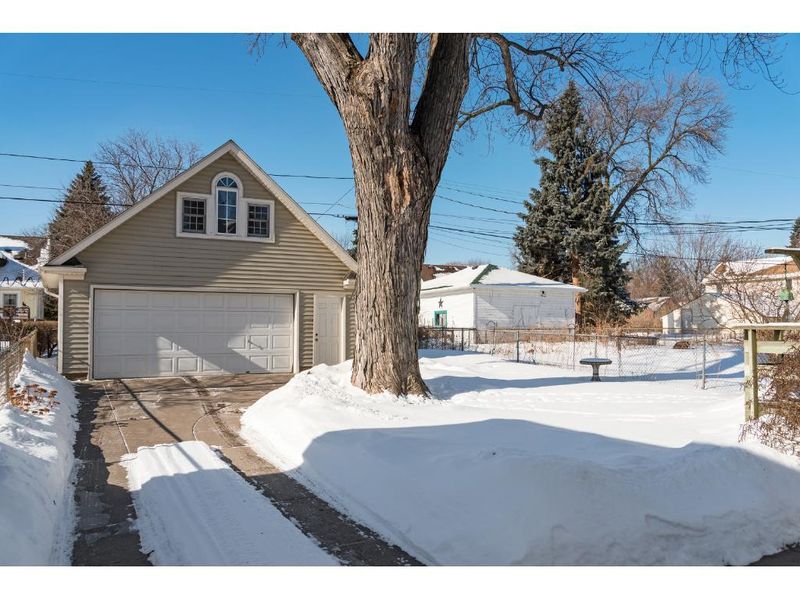1427 Albert St N, Saint Paul, MN 55108