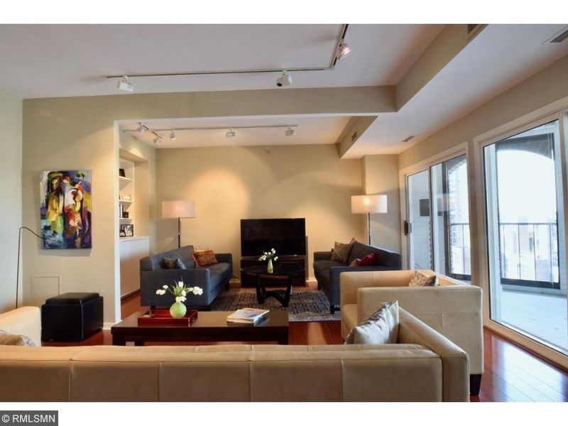 1201 Yale Pl #1709, Minneapolis, MN 55403