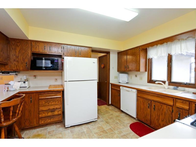 171 Maple Ln, Roseville, MN 55113