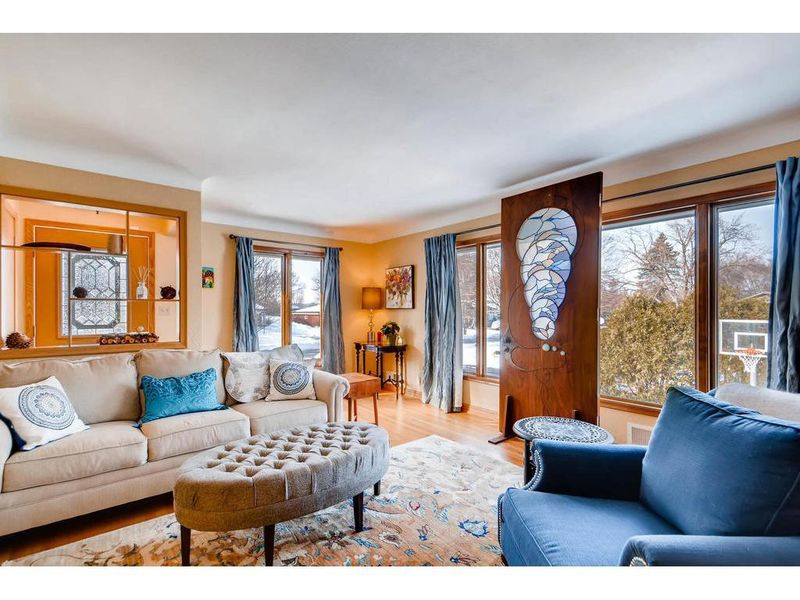 1652 James Rd, Mendota Heights, MN 55118