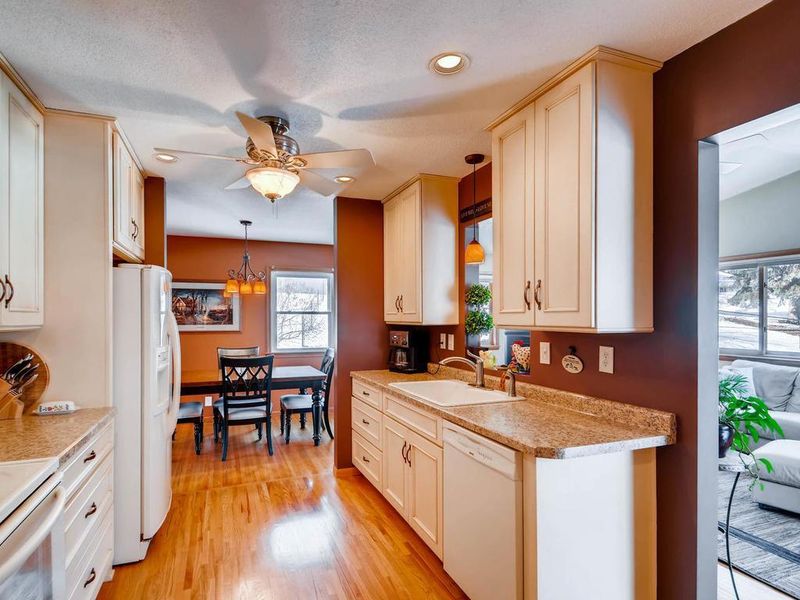9148 Toledo Rd, Bloomington, MN 55437