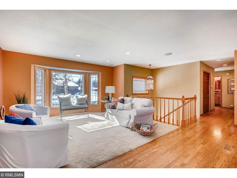 4512 Oak Leaf Cir, Eagan, MN 55123