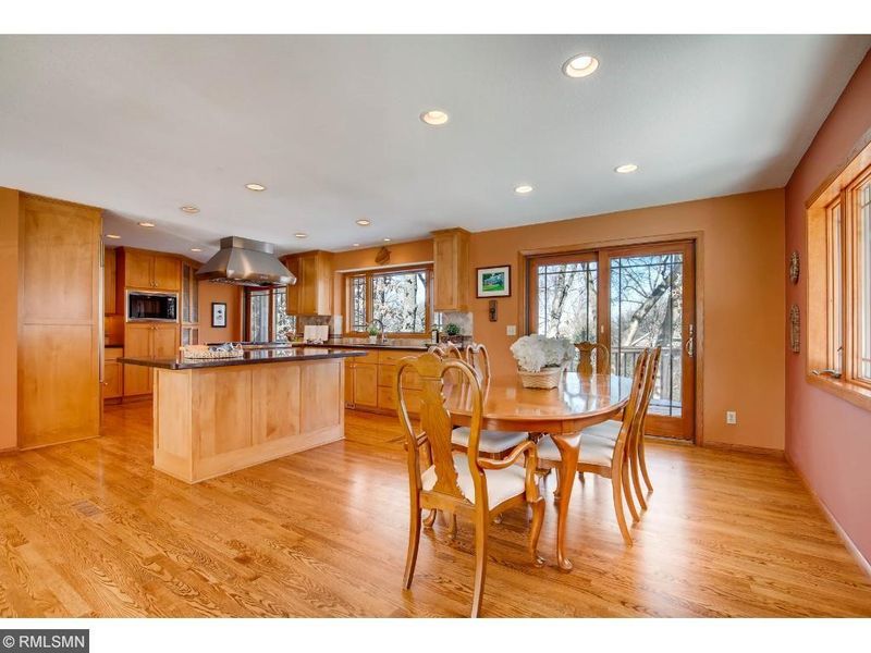 4512 Oak Leaf Cir, Eagan, MN 55123