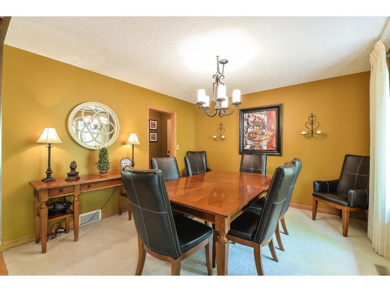 2 Aspen Ln, North Oaks, MN 55127