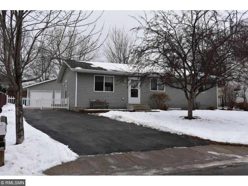 881 Pearl View Dr, Sauk Rapids, MN 56379
