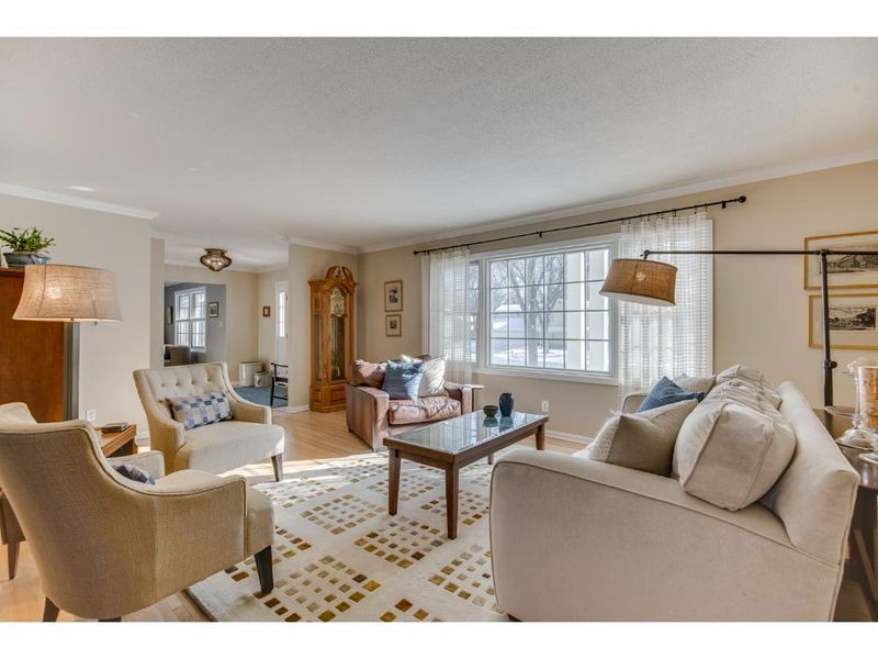 15 Oakridge Dr, White Bear Lake, MN 55110