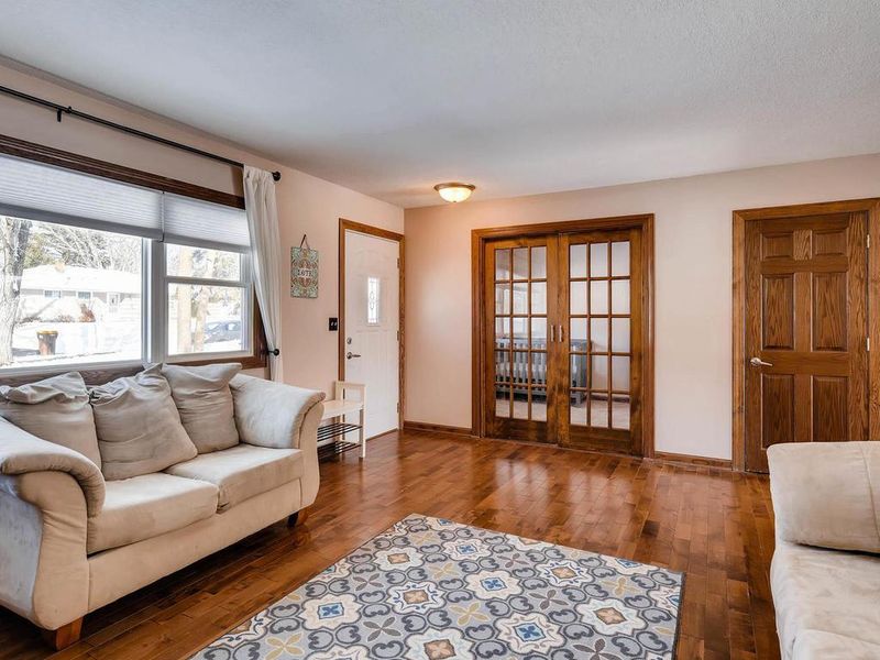 2352 Jansen Ave, White Bear Lake, MN 55110