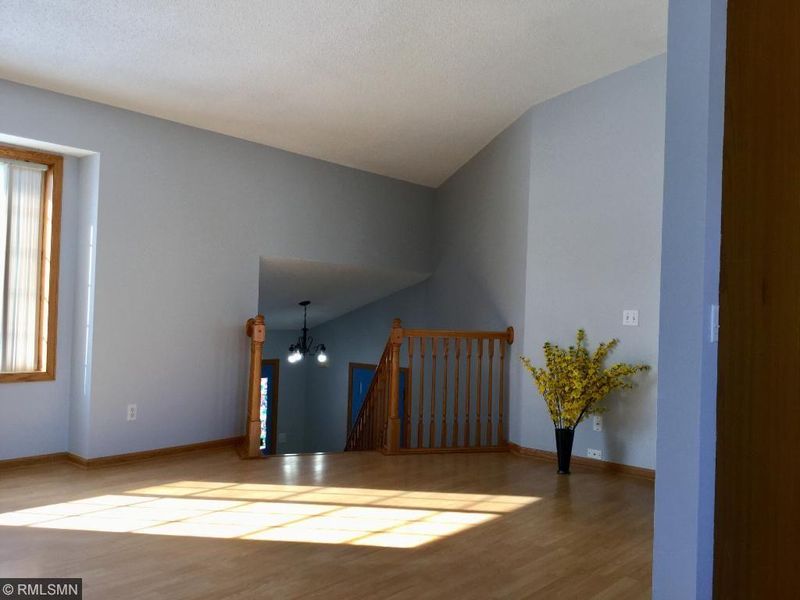 2317 Londin Ln E, Maplewood, MN 55119