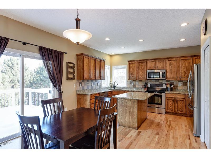 760 Oak Cir, Victoria, MN 55386