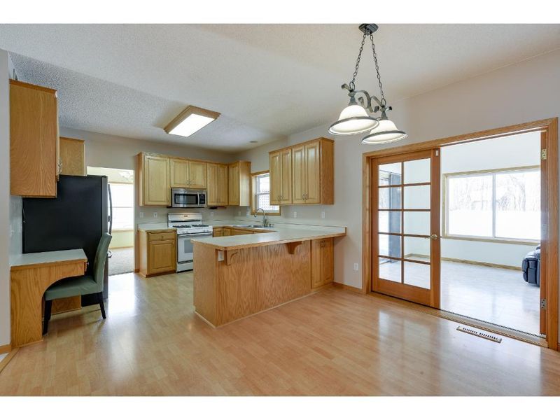 659 Woodridge Dr N, Chaska, MN 55318