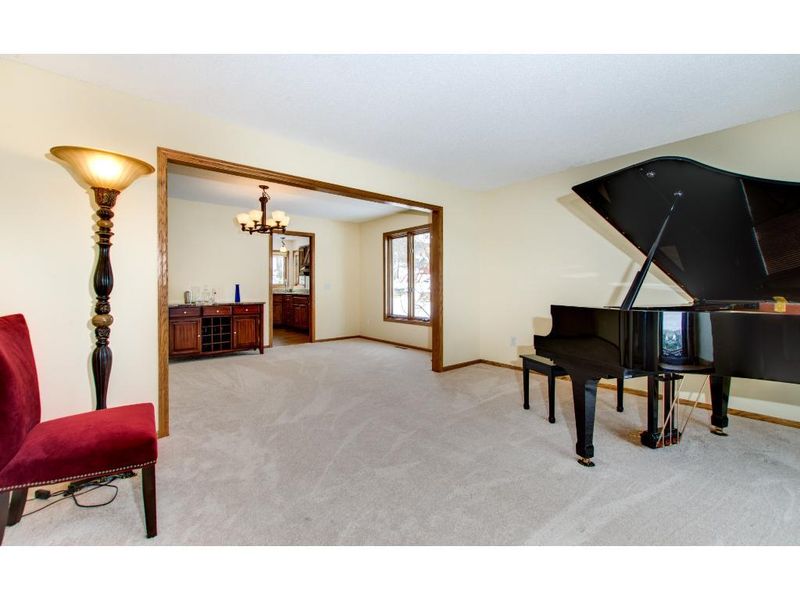 220 Wexford Heights Dr, New Brighton, MN 55112